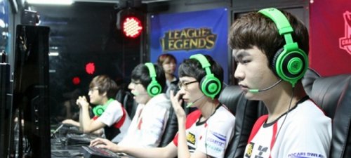 LPL 明天的首发阵容： Scout 和 Linfeng 将在中路进行单挑